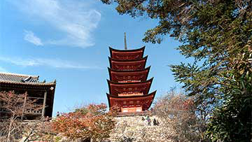秋の青空に映える宮島の五重塔